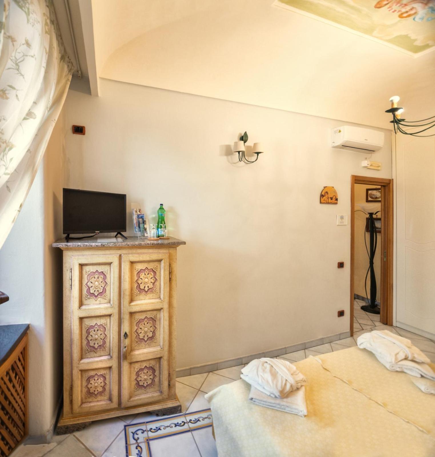 La Finestra Sul Mare Bed & Breakfast Иския Екстериор снимка